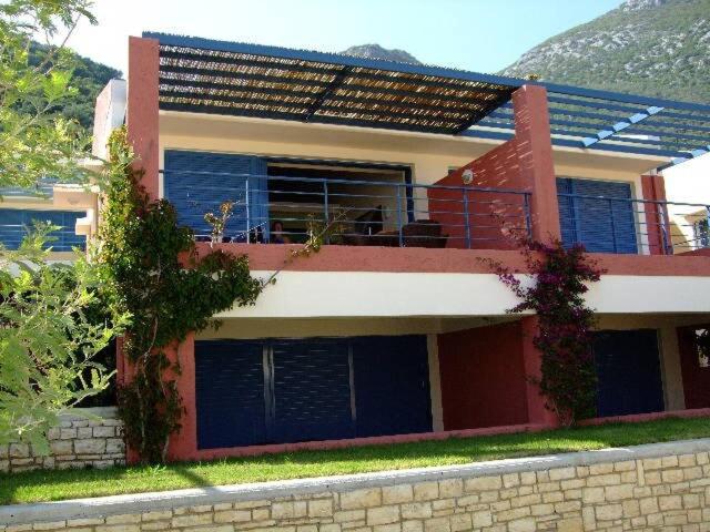 una grande casa con un balcone sopra di VERDE BLUE 313 Barbati a Barbati