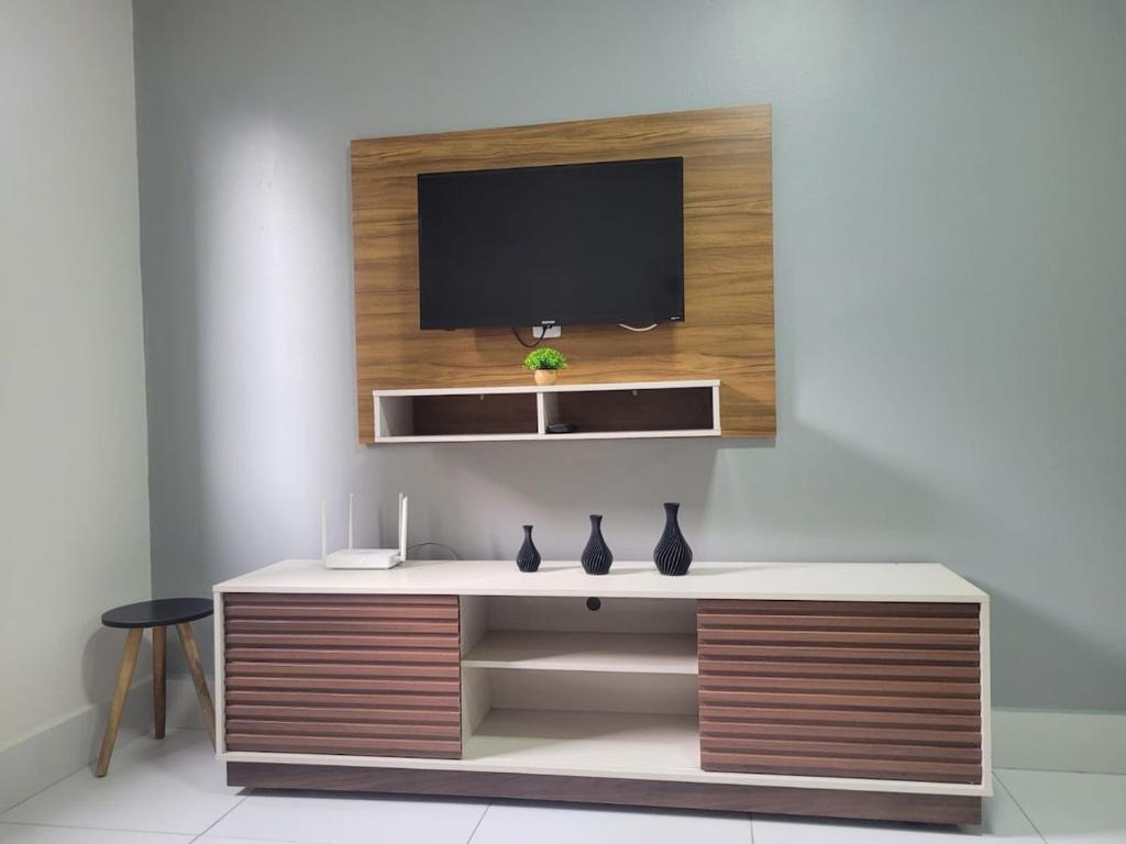 TV a/nebo společenská místnost v ubytování Setor Oeste 1 quarto c garagem