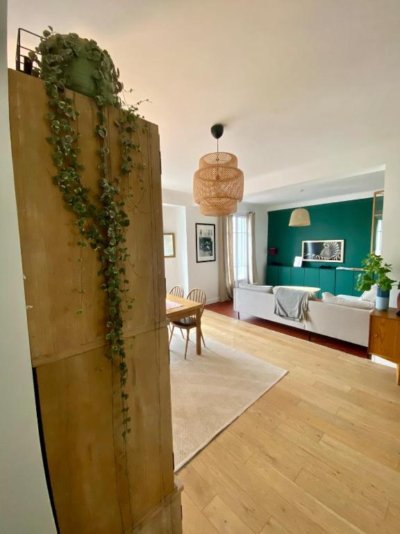 - un salon avec une porte en bois recouverte de lierre dans l'établissement Casa Cheppio Appartement cœur Antibes, à Antibes