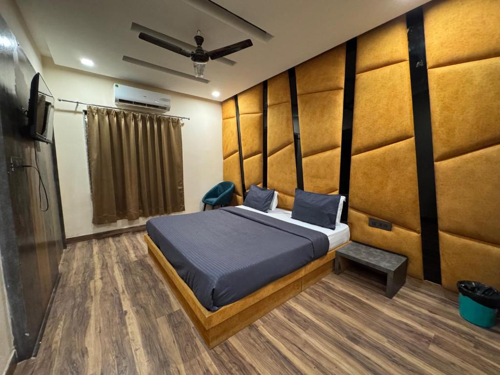 Postel nebo postele na pokoji v ubytování Hotel Sanskriti T And M Hotels