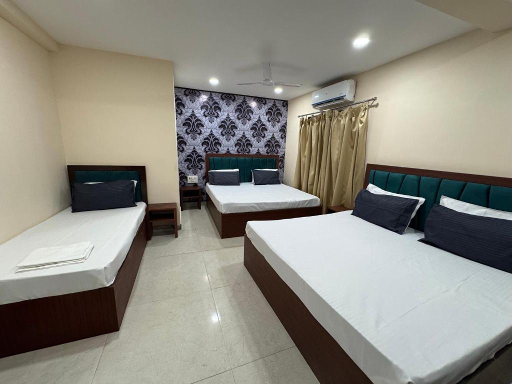Postel nebo postele na pokoji v ubytování Hotel Sanskriti T And M Hotels