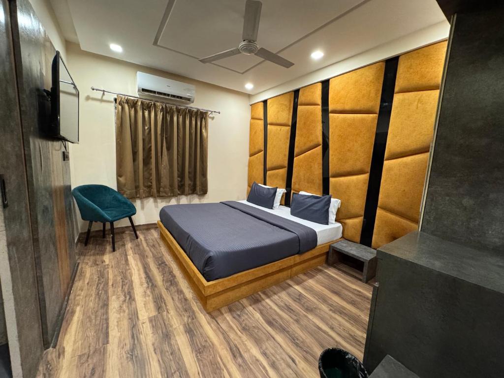 Postel nebo postele na pokoji v ubytování Hotel Sanskriti T And M Hotels
