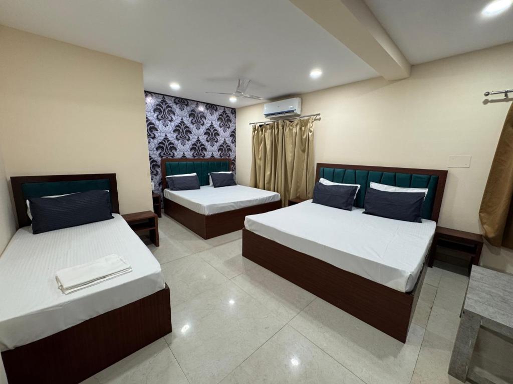 Postel nebo postele na pokoji v ubytování Hotel Sanskriti T And M Hotels