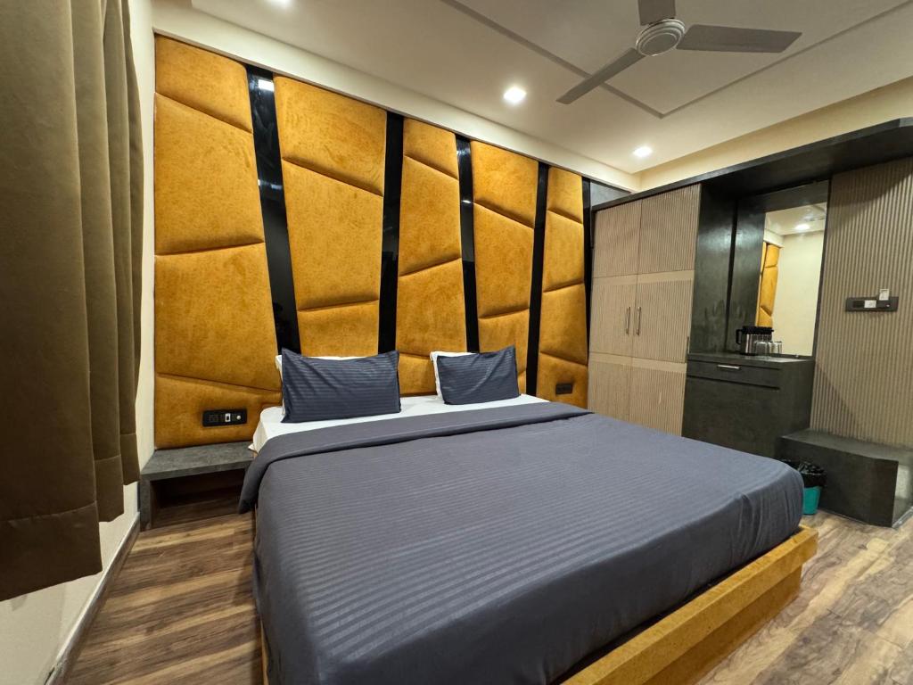 Postel nebo postele na pokoji v ubytování Hotel Sanskriti T And M Hotels