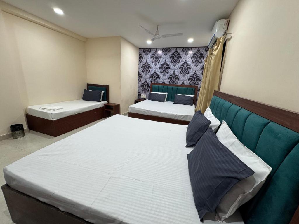 Postel nebo postele na pokoji v ubytování Hotel Sanskriti T And M Hotels