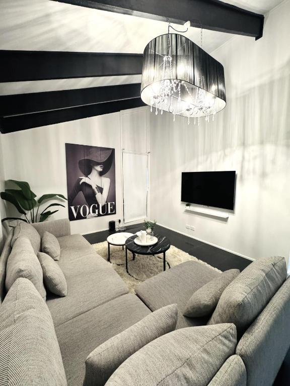 Televiisor ja/või meelelahutuskeskus majutusasutuses Modern Escape with Open Yard