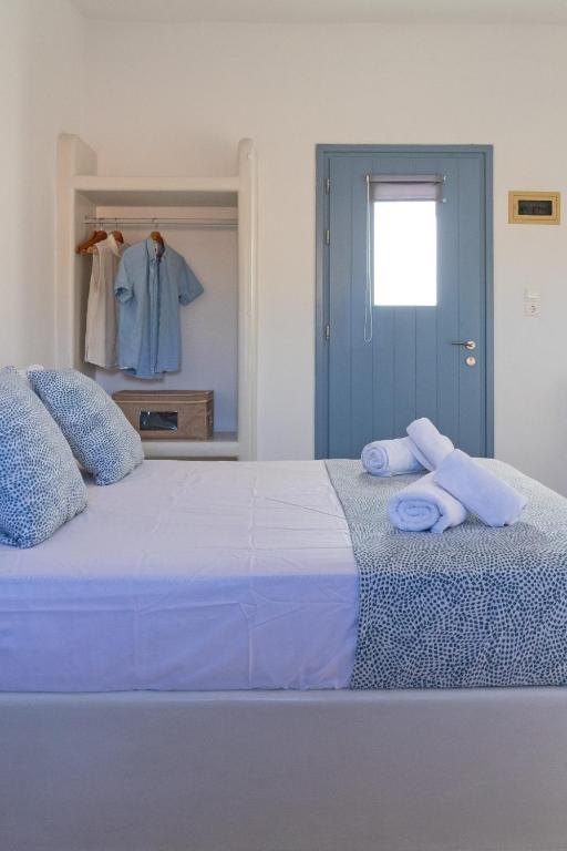 Postel nebo postele na pokoji v ubytování Sunny Studios Naxos