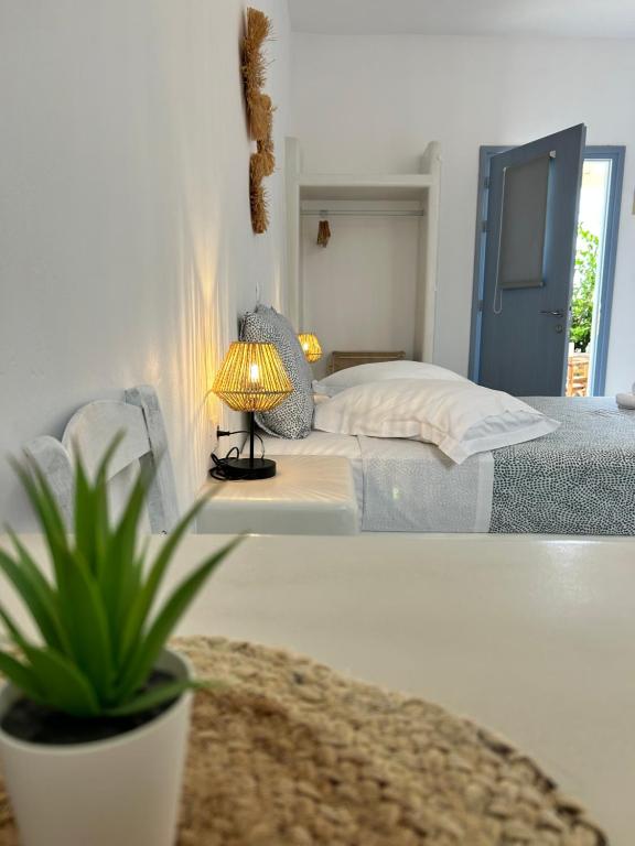 Postel nebo postele na pokoji v ubytování Sunny Studios Naxos