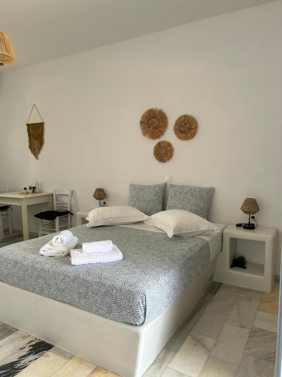 Postel nebo postele na pokoji v ubytování Sunny Studios Naxos