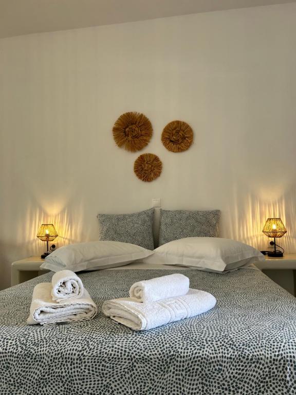 Postel nebo postele na pokoji v ubytování Sunny Studios Naxos