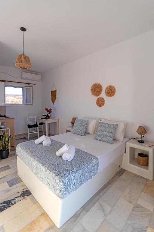 Postel nebo postele na pokoji v ubytování Sunny Studios Naxos
