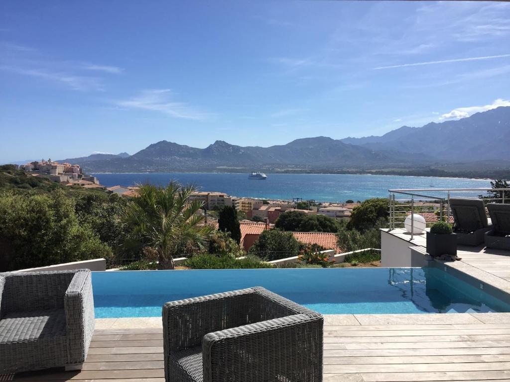 Photo de la galerie de l'établissement Villa Calvi avec vue époustouflante sur la baie et la citadelle, à Calvi
