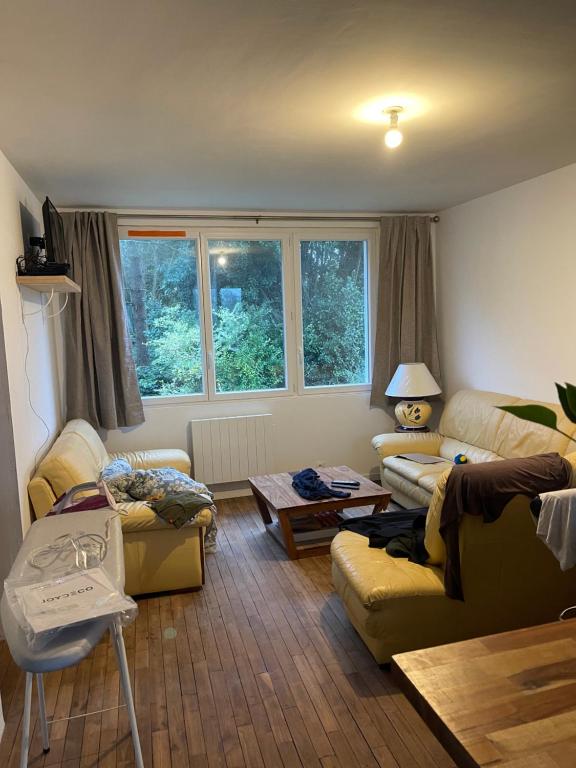 un salon avec deux canapés et une table dans l'établissement Le Moulin, à Argol