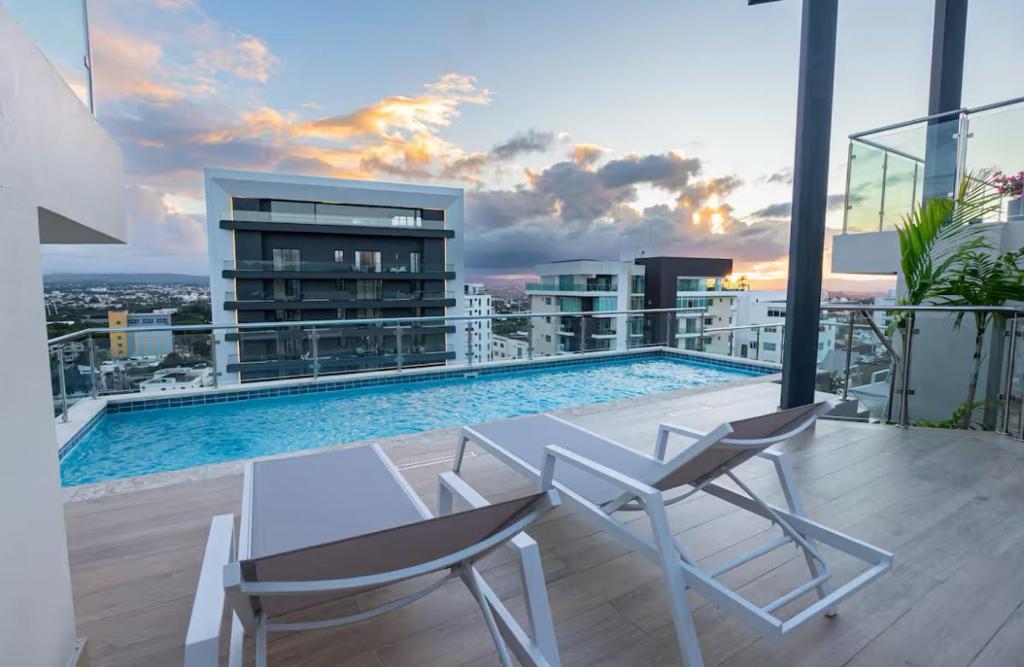Picture Idea: Luxury Apartment Rooftop With Two Level And Infinitive Pool Santiago
