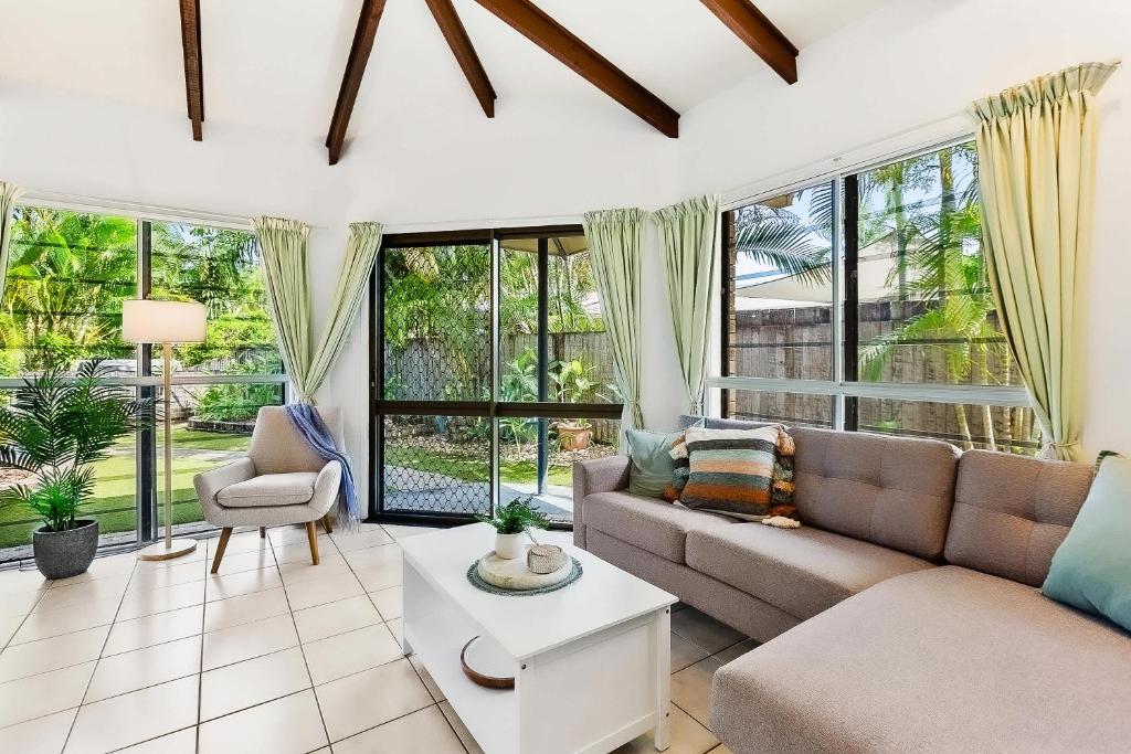 Posezení v ubytování Green Cottage Trinity Beach I Pet friendly I BBQ