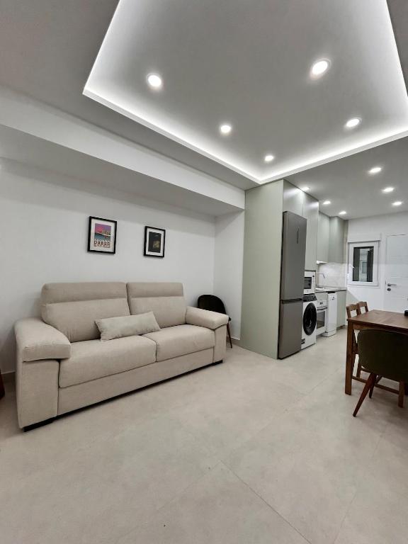 una sala de estar con un sofá y una mesa en AeroSuites102 Alojamiento Madrid, en Madrid