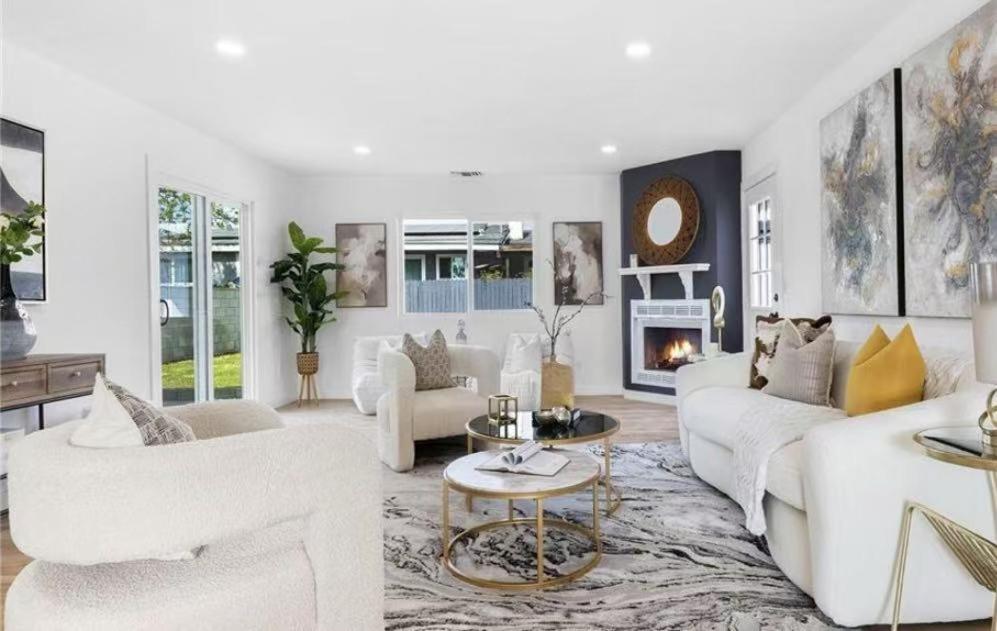 un soggiorno con mobili bianchi e un camino di cozy house 4 bedrooms 2 baths a Glendora