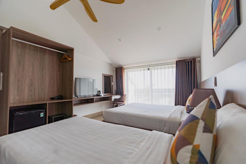 Postel nebo postele na pokoji v ubytování 1 Stop ViVi An Bang Beach Hoi An Hotel