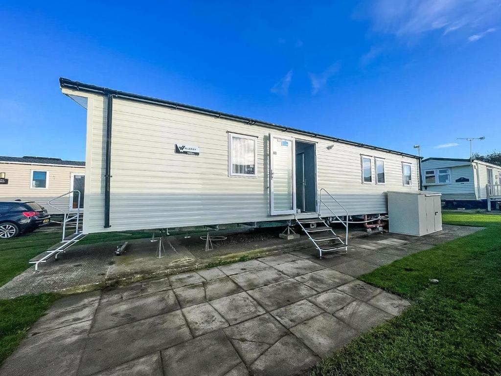 a mobile home parked in a parking lot at Stunning Caravan For Hire Nearby Hunstanton Beach In Norfolk Ref 23050S in Hunstanton