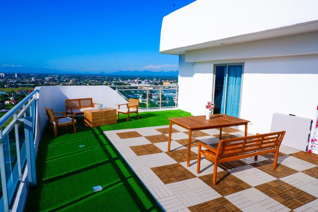 Balkón nebo terasa v ubytování 2BR Penthouse with Wide Balcony and 7ft Billiards The Polaris Penthouse at Azure North