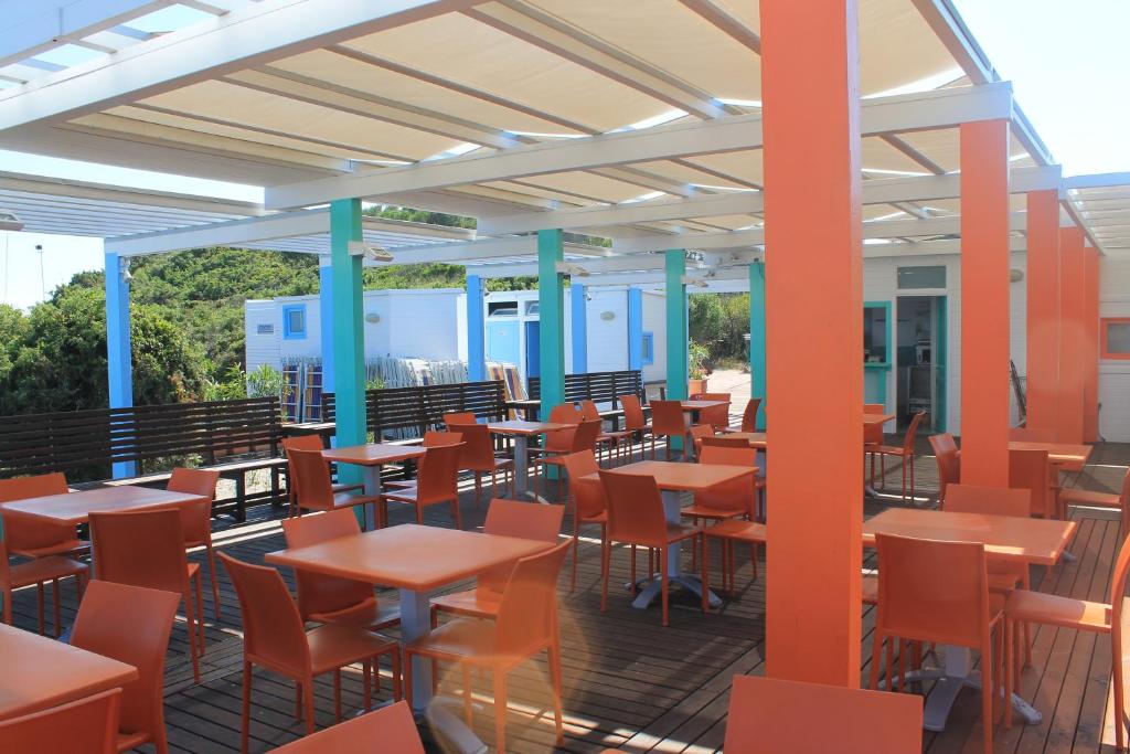 Serra Degli Alimini 2 tesisinde bir restoran veya yemek mekanı