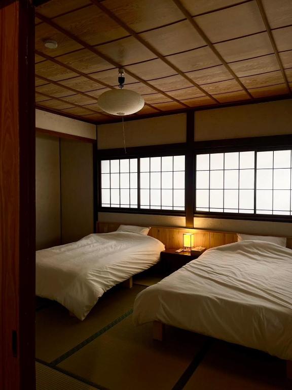 Postel nebo postele na pokoji v ubytování Ippo Nozawa 一歩 野沢温泉