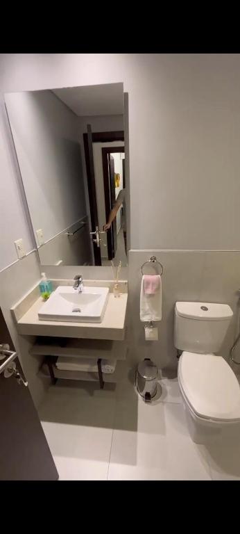 Koupelna v ubytování DEPARTAMENTO IMPECABLE A PASOS DeL SHOPPING DEL SOL