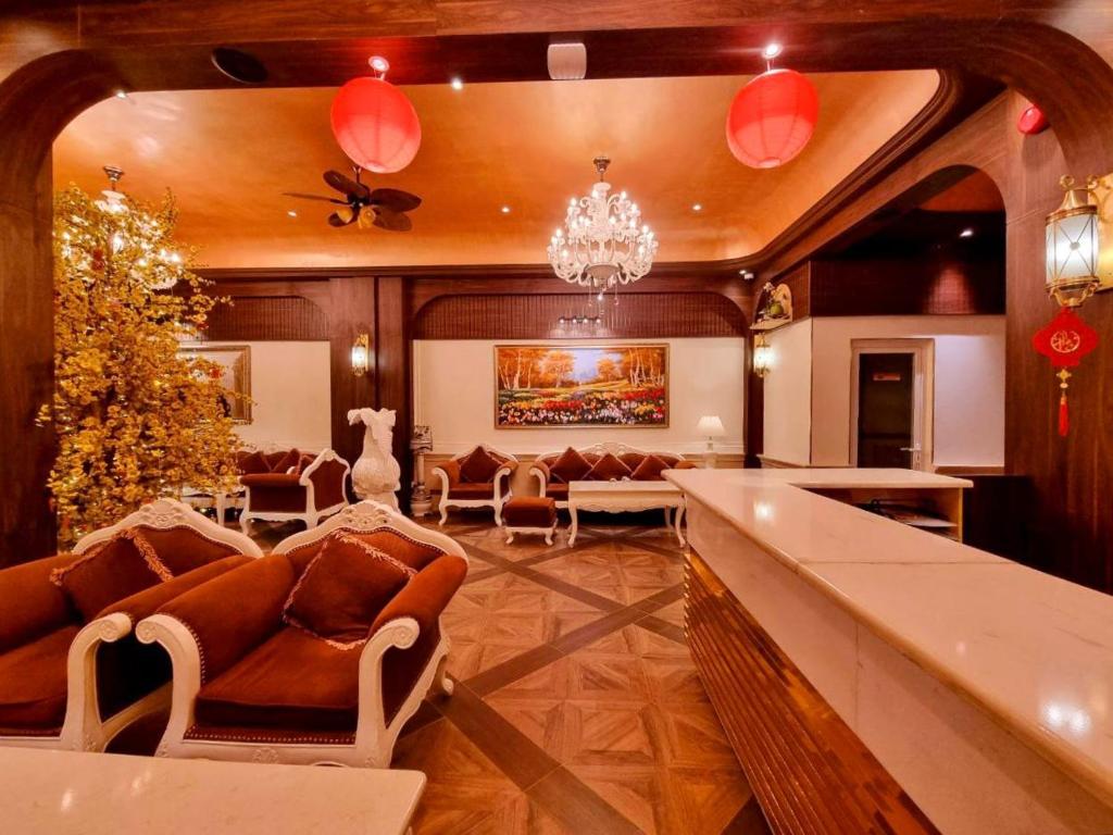 a large living room with couches and a chandelier at Tulip Hotel 3 in Da Lat