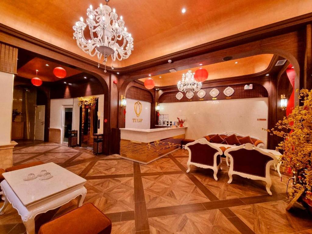 a living room with a chandelier and a salon at Tulip Hotel 3 in Da Lat