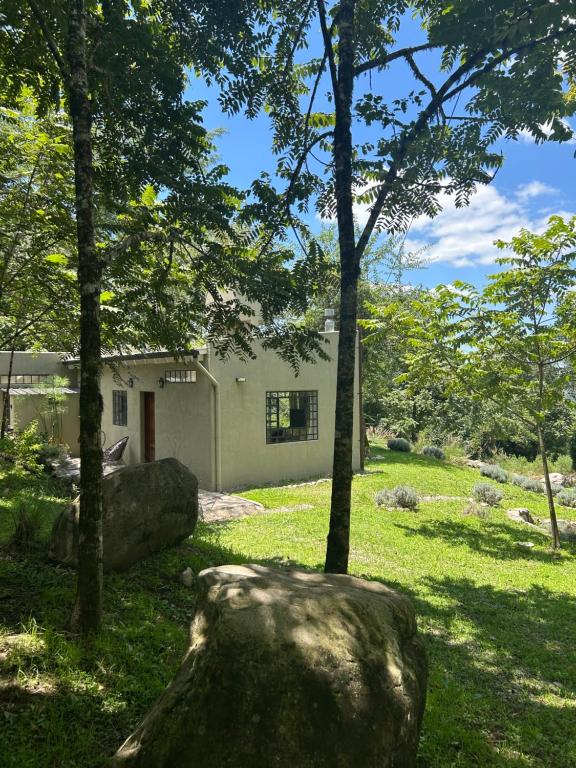 una casa en medio de un patio con una roca en Casa Luz de Campo, en Guerrero