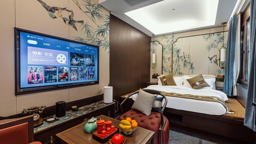 TV a/nebo společenská místnost v ubytování Shanxi Merchant Mansion