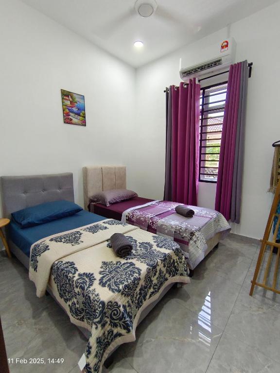 Postel nebo postele na pokoji v ubytování Homestay Tok Abah Jasin
