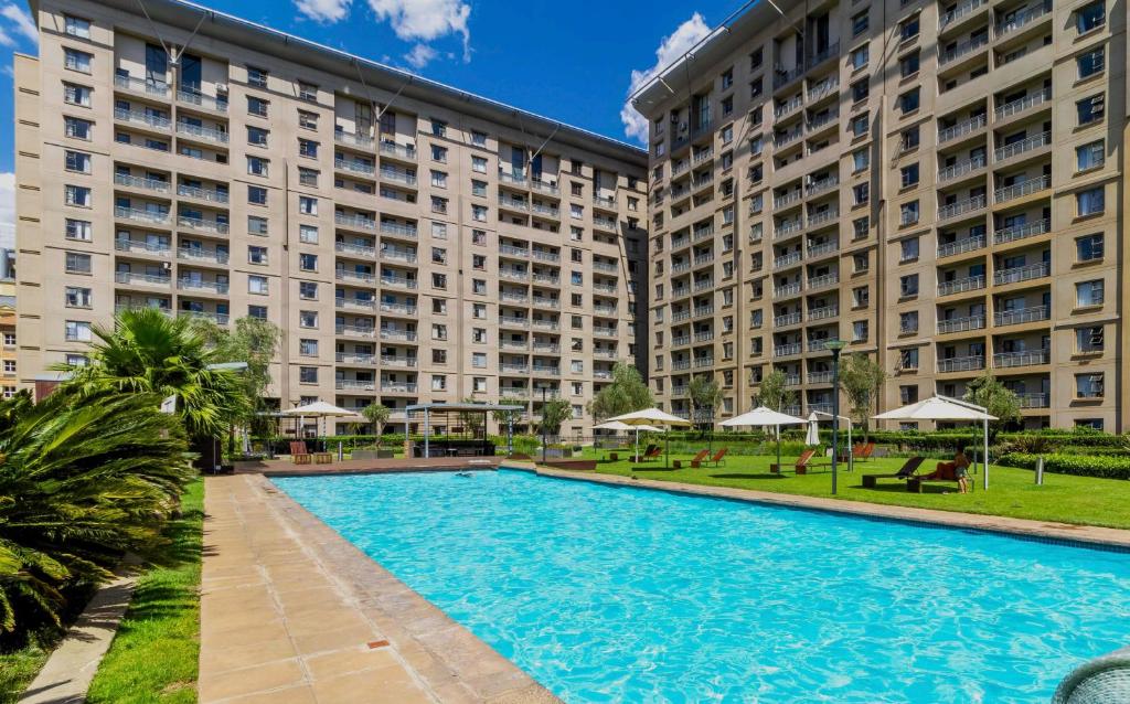 Kolam renang di atau dekat dengan Luxury Apartments West Point Sandton 2