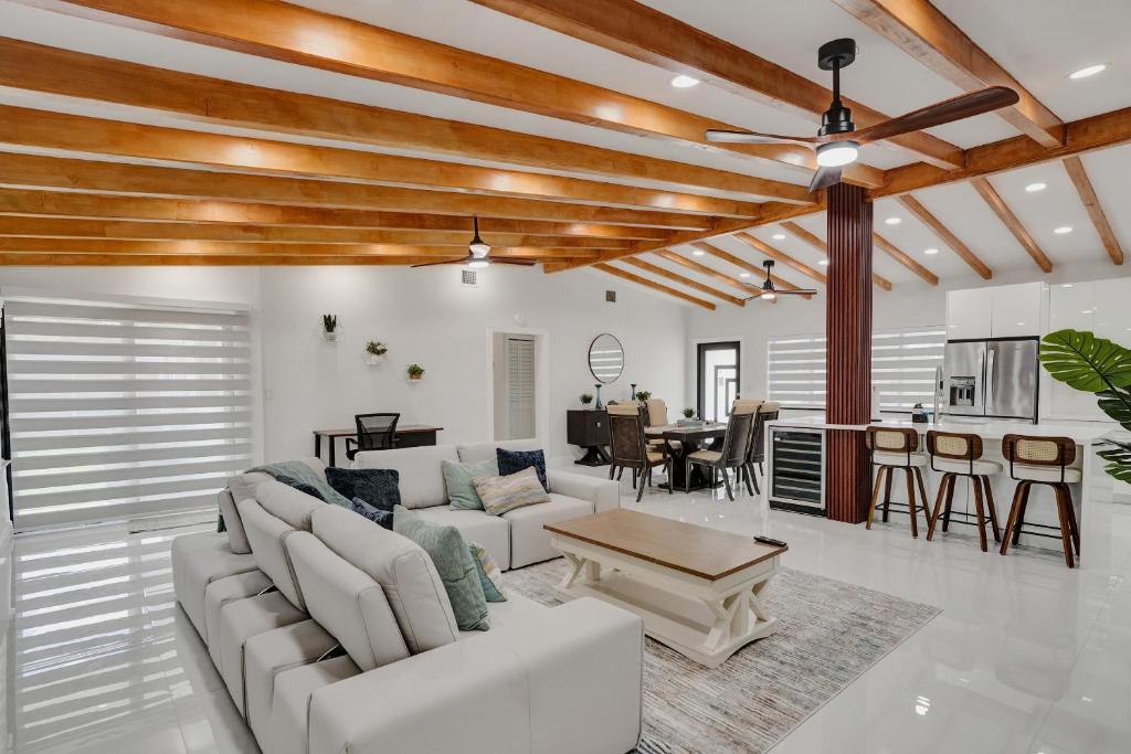 Χώρος καθιστικού στο Luxe Haven Near Aventura