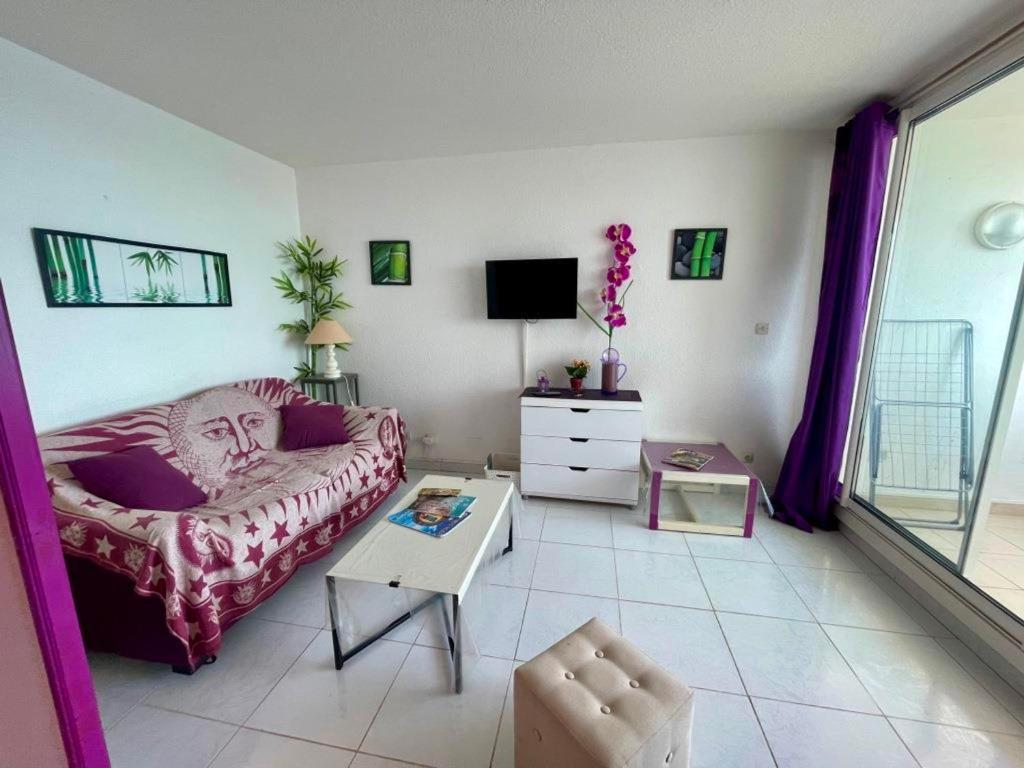 un salon avec un canapé et une table dans l'établissement Appartement T2 Confortable, 4/5 Pers, Plage Grazel, Parking Privé - FR-1-796-86, à Gruissan