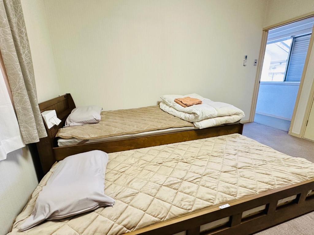 Postel nebo postele na pokoji v ubytování Nono teru Narita