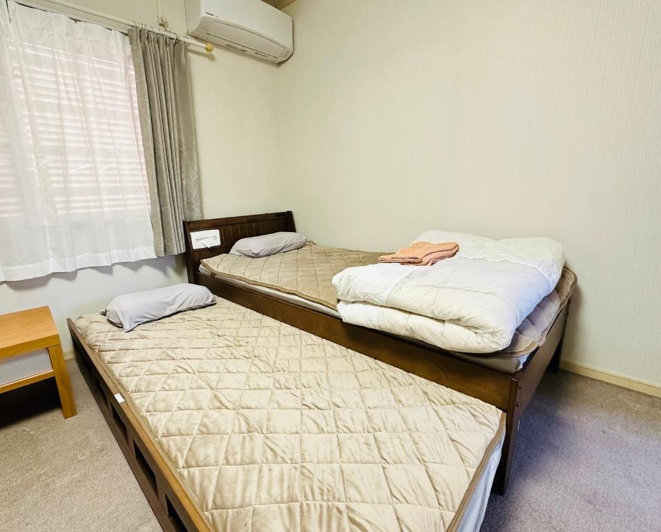 Postel nebo postele na pokoji v ubytování Nono teru Narita