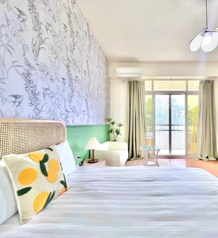a bedroom with a bed with a blue wall at 永安101 Wing on x 附陽台 in Taitung City