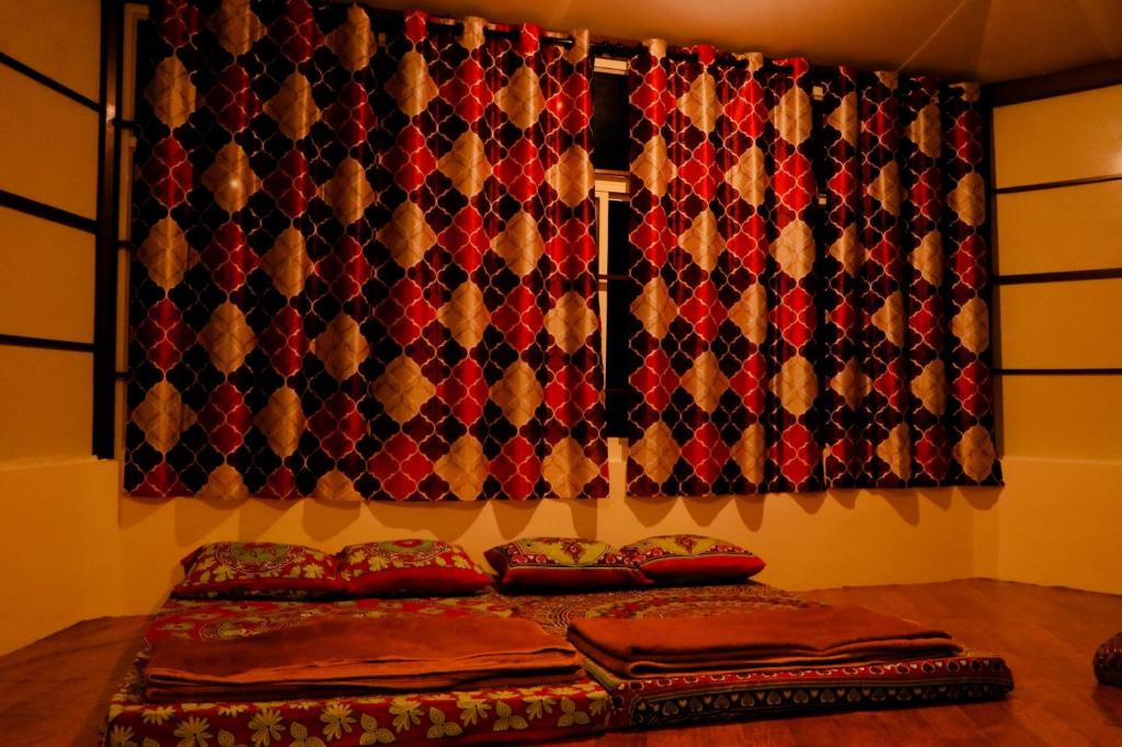 Postel nebo postele na pokoji v ubytování Raindrop Farmstay