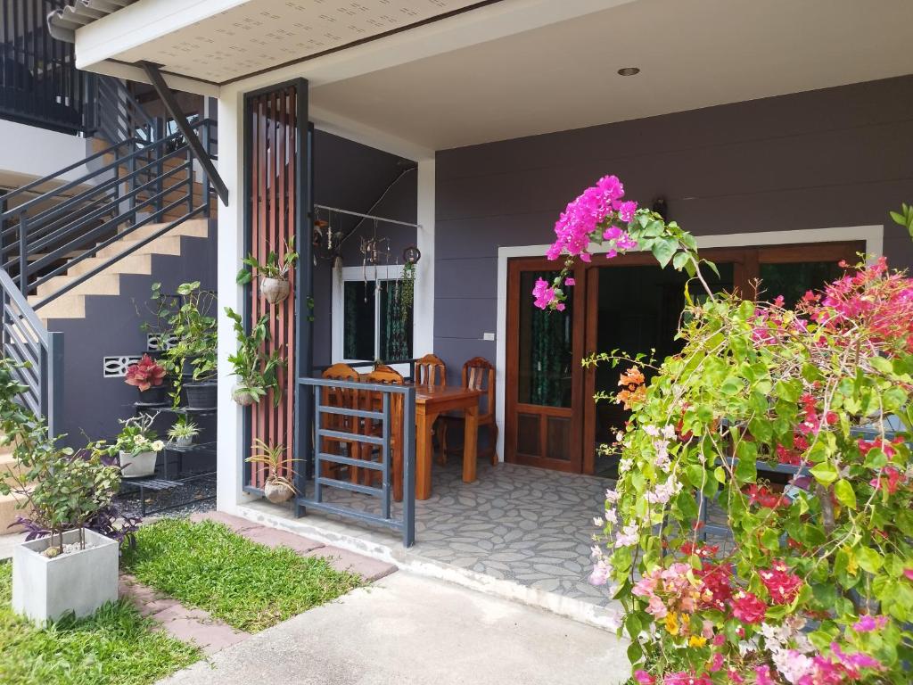 eine Haustür eines Hauses mit Blumen in der Unterkunft Palm Garden House in Ko Lanta