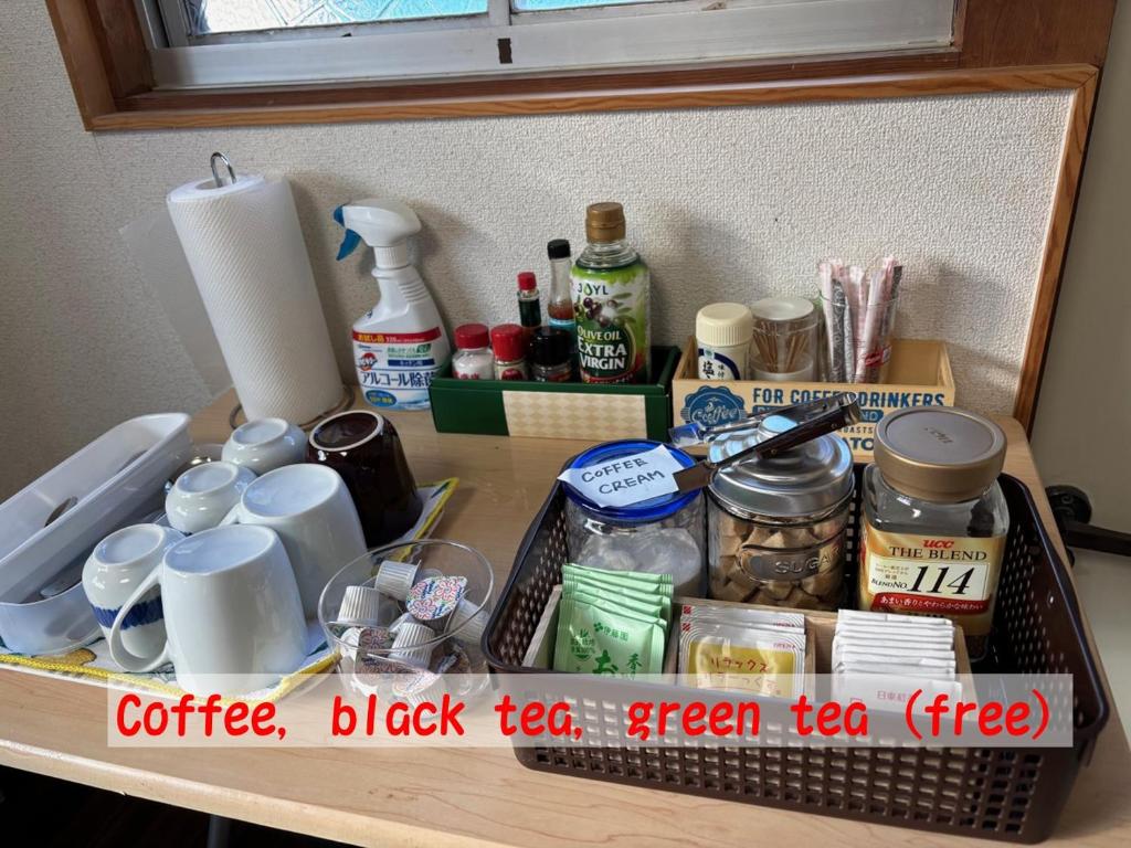Příslušenství pro přípravu čaje a kávy v ubytování Hostel John Mang ゲストハウス ジョン