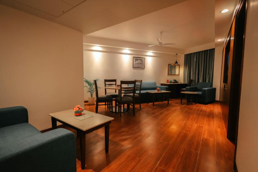 Posezení v ubytování Ramee Guestline Tirupati