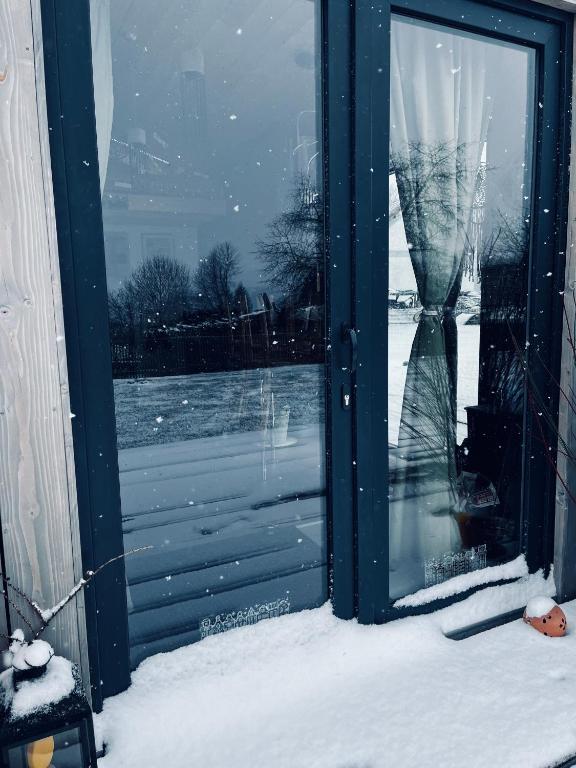 nádech - glamping ubytování na statku v zimě