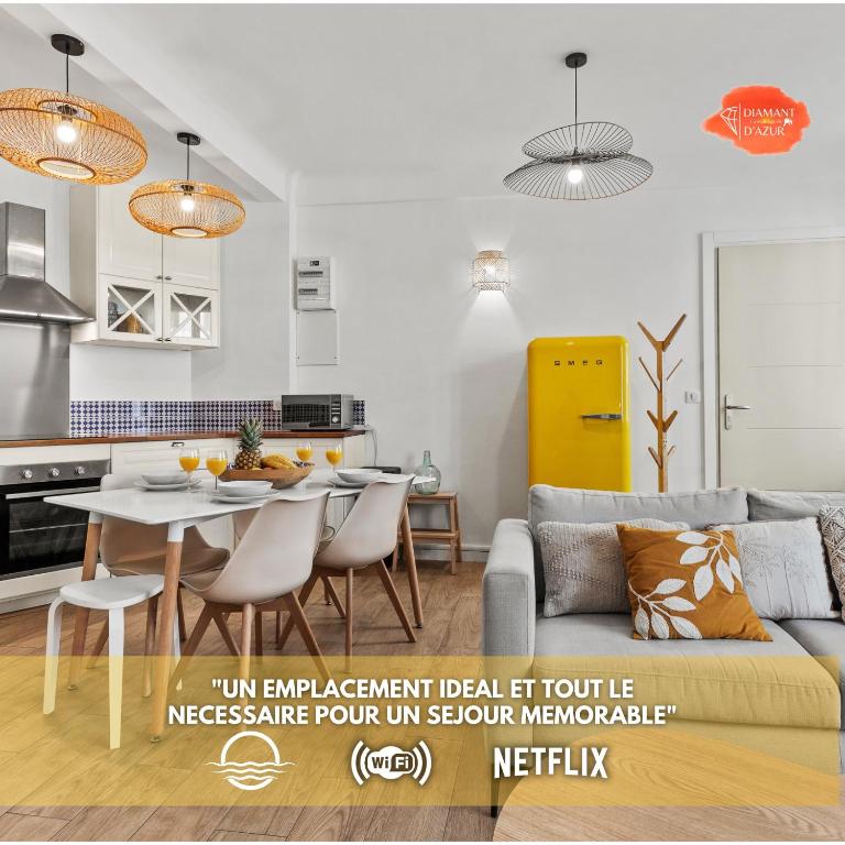 un salon avec un canapé et une table dans l'établissement Beautiful and Cozy 3 bedrooms in Antibes, à Antibes