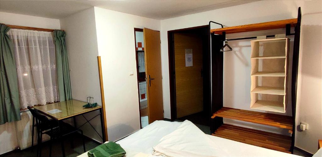 Postel nebo postele na pokoji v ubytování Pension Helene s mini pivovarem