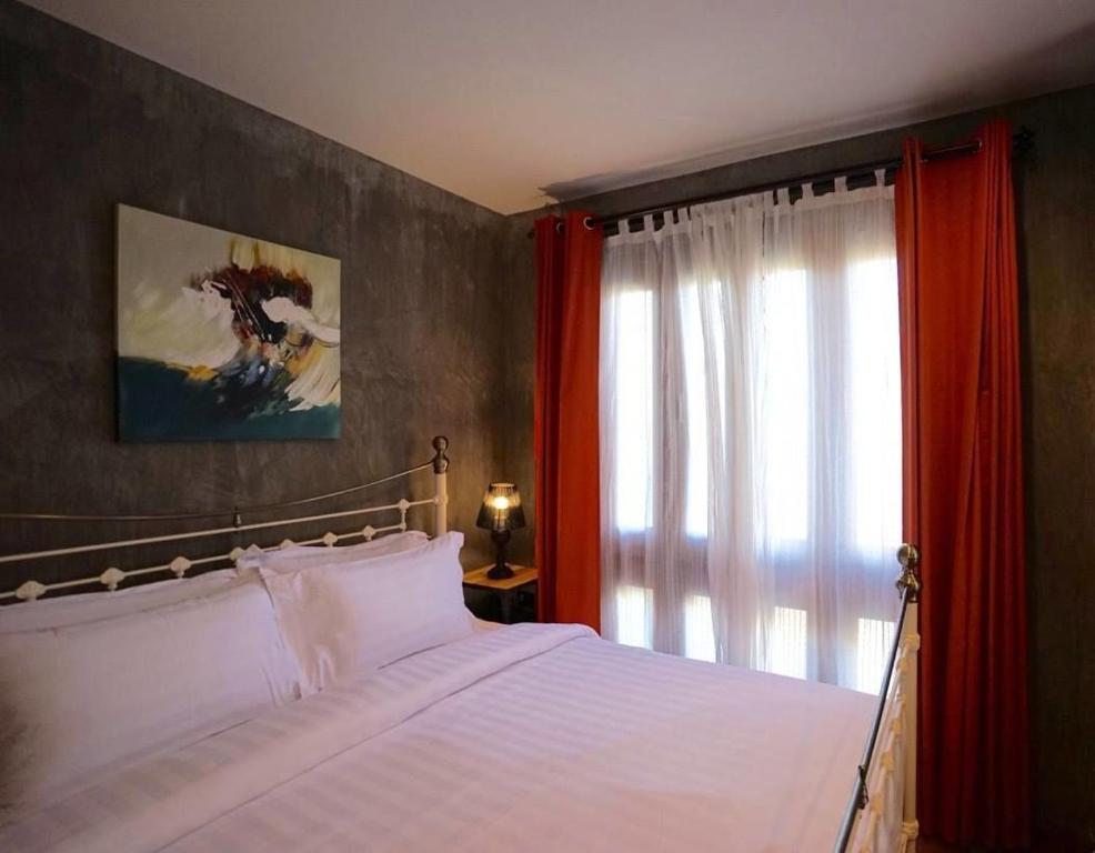 เตียงในห้องที่ House Of Passion Amphawa