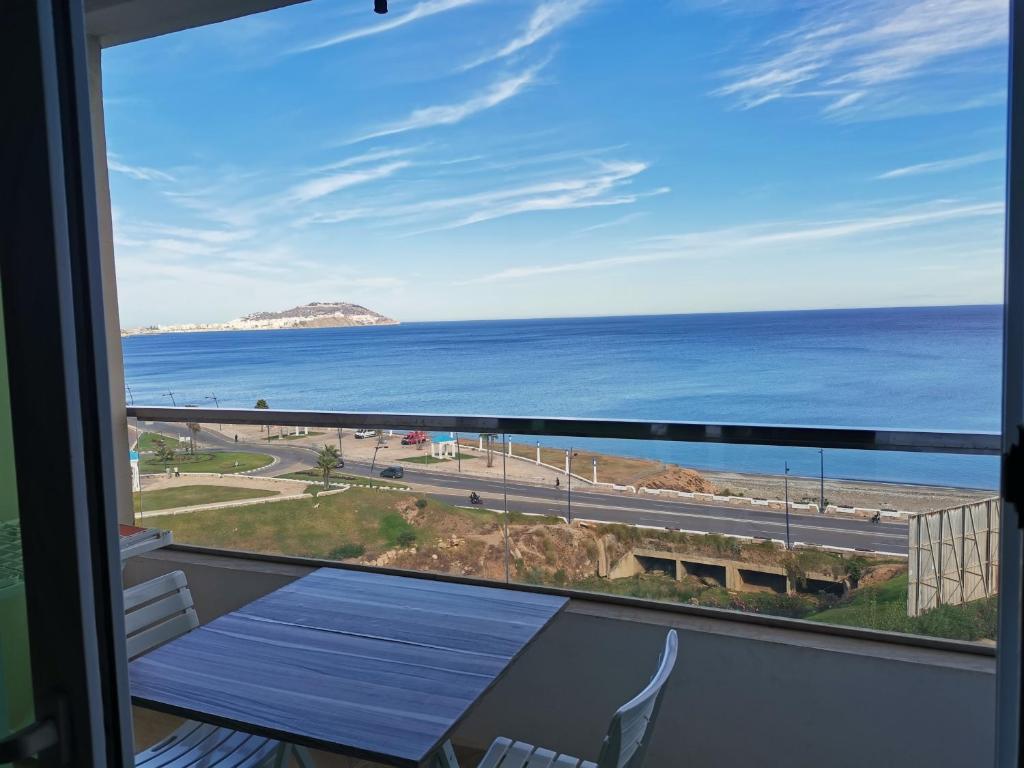 balcone con vista sull'oceano. di AppartF3 vue panoramique sur mer Residence Vista Del Mar a Fnidek