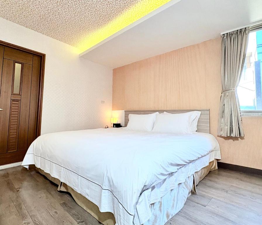 Postel nebo postele na pokoji v ubytování West Hotel