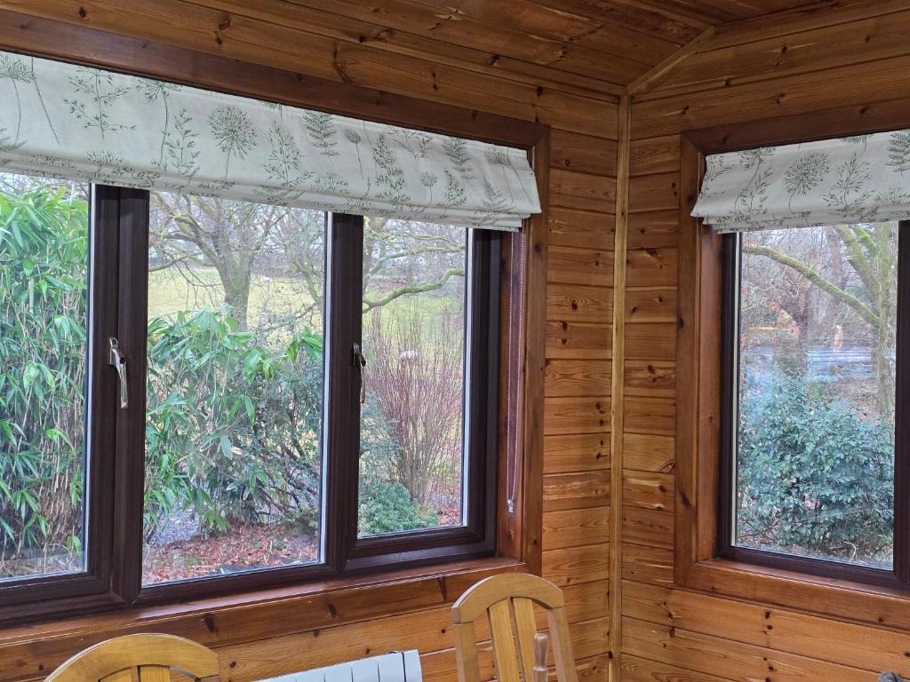 Zahrada ubytování Luxury Wood Lodge with sauna, log burner & private woodland garden - Wnion Wood Lodge