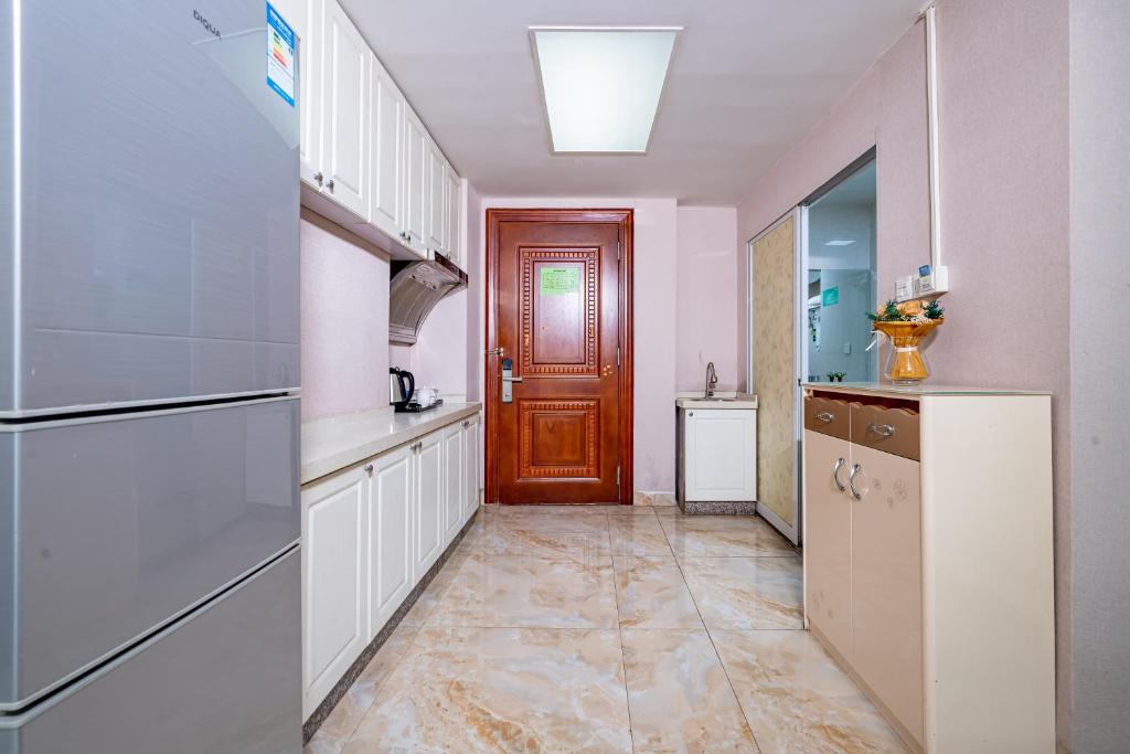 Kuchyň nebo kuchyňský kout v ubytování WAIFIDEN Guangzhou HaiZhu Square WanYi Apartment